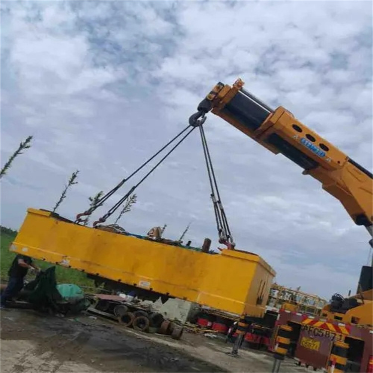 孝南吊运集装箱的吊车